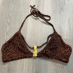 NWOT Victoria’s Secret Leopard Print Cut Out Bikini Top w/Gold Hardware. Size L.